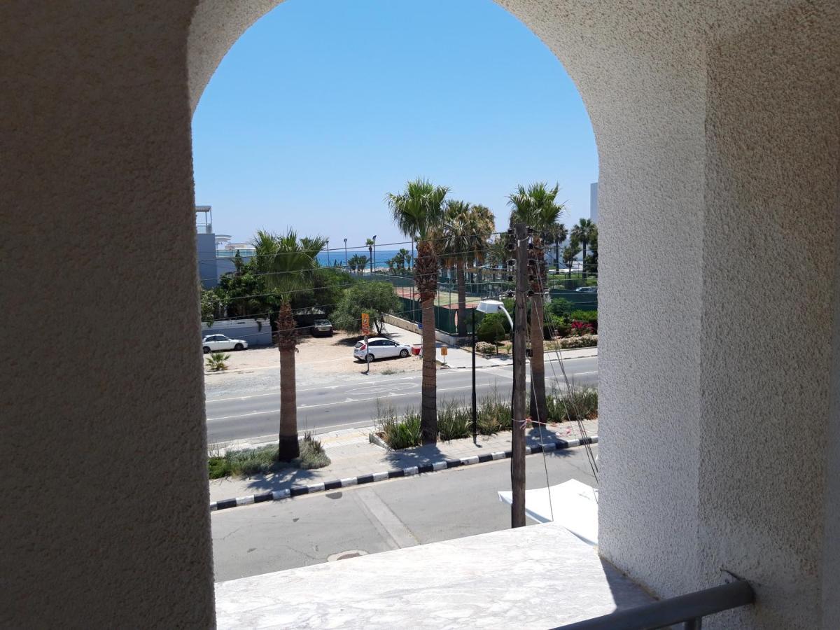 La Veranda Sea View Apartments Ларнака Екстериор снимка